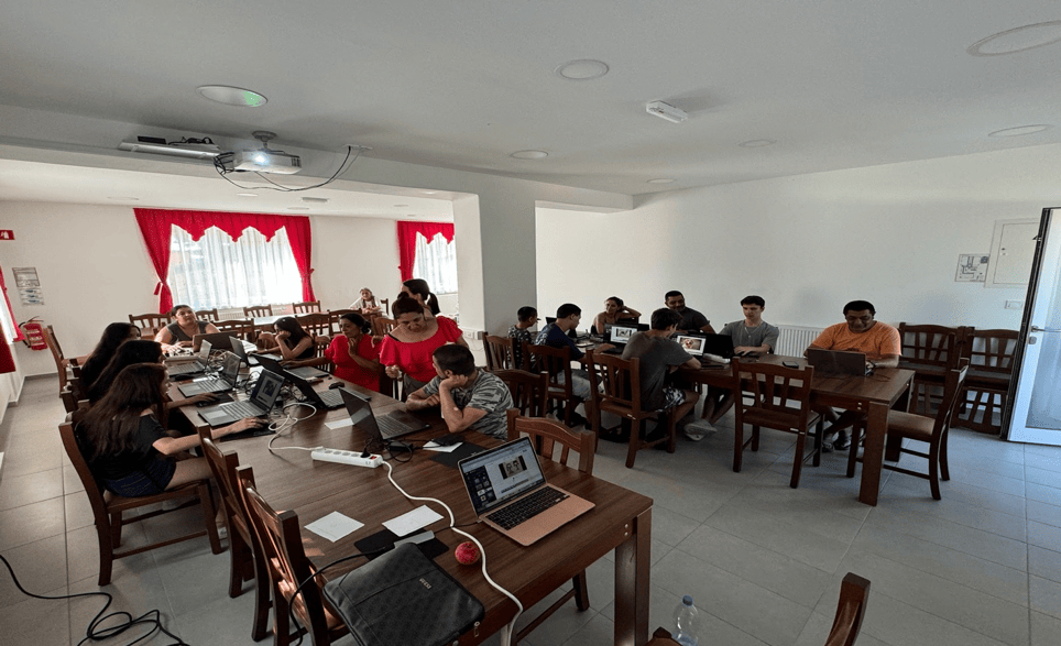 Fast-Tracking Digital Inclusion: Empowering Roma Youth through Content Creation and Digital Marketing